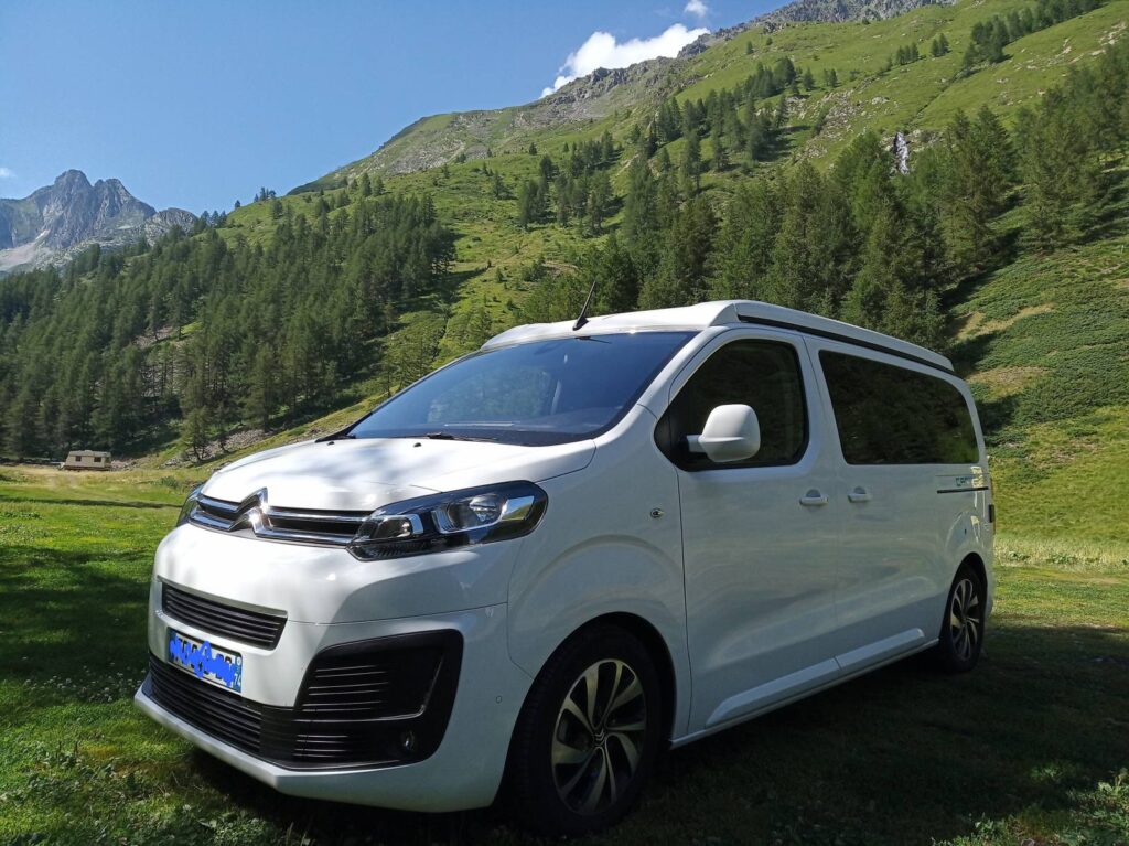 Notre Van "Roméo" dans un paysage montagnard